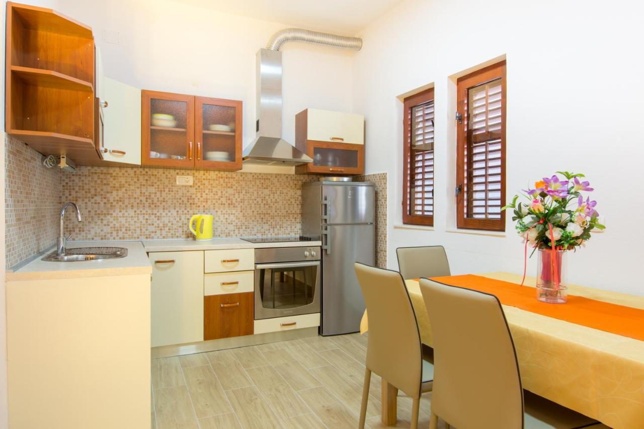 Apartments By The Sea Kastel Stari, Kastela - 15894 外观 照片