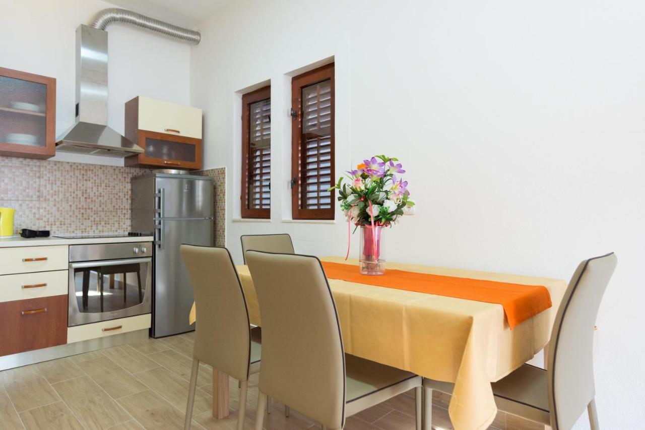 Apartments By The Sea Kastel Stari, Kastela - 15894 外观 照片